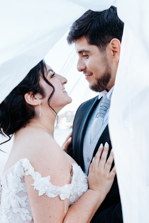 Novios frente a frente bajo el velo