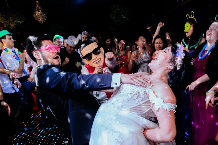Novios bailando entre invitados