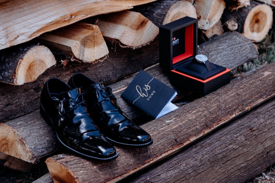 Detalles del novio: zapatos, reloj y libro de votos