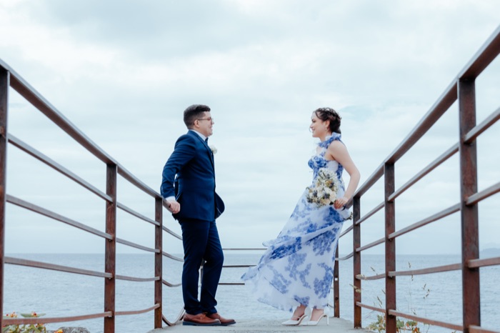 Novios en un muelle frente al mar