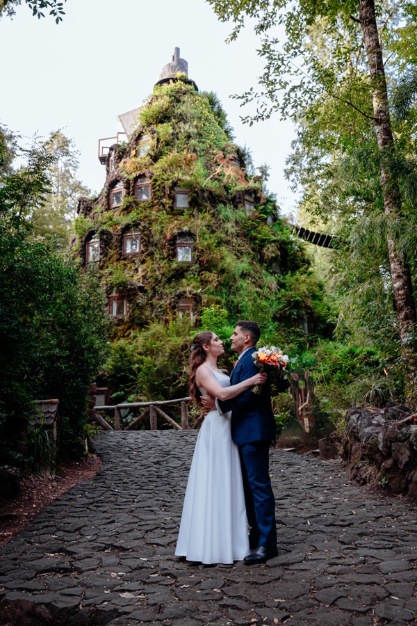 Novios frente al hotel Montaña Mágica, Huilo Huilo
