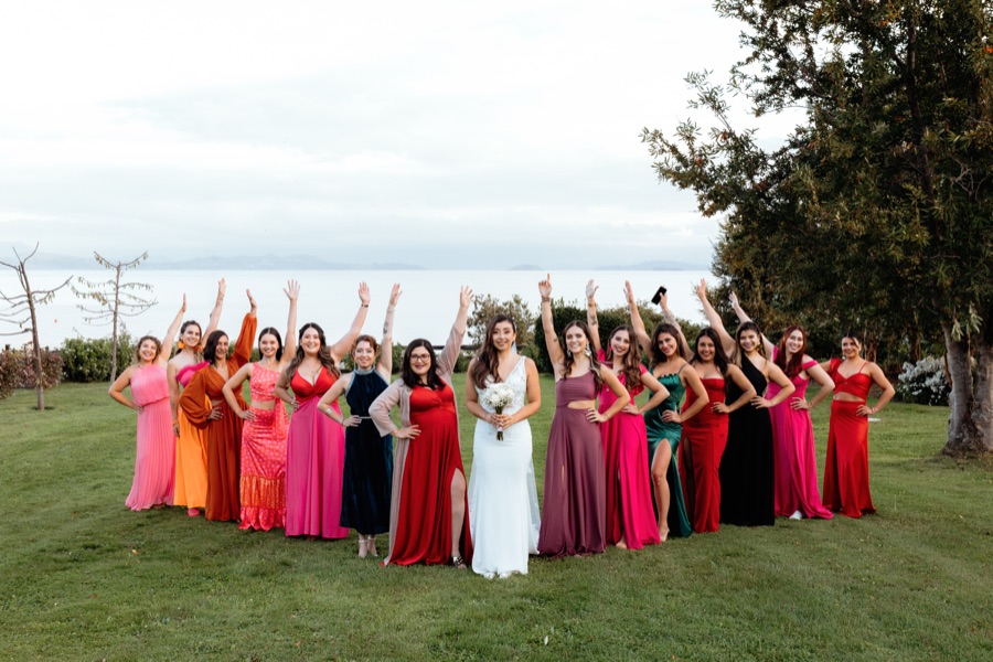 Damas de honor junto al lago