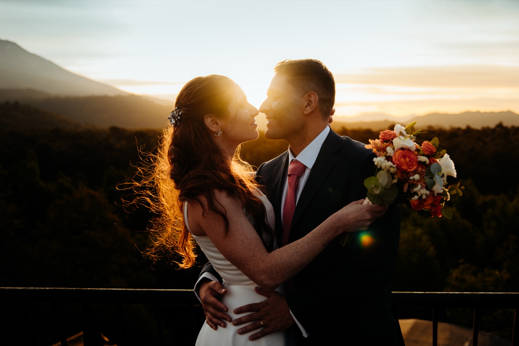 Novios al atardecer con vista a la cordillera, Huilo Huilo